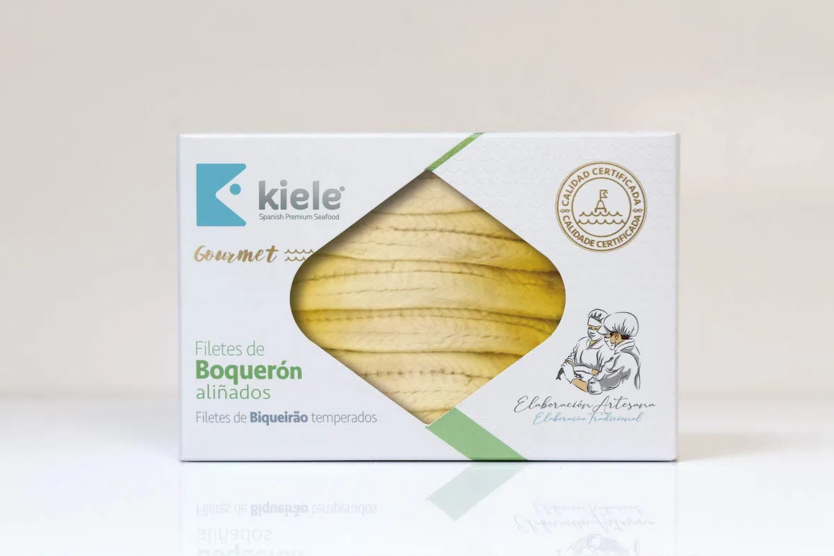 Filetes de boquerón, aceite de oliva, vinagre, sal, ajo y perejil.